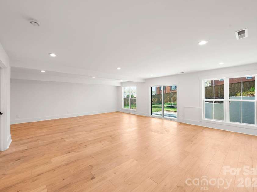621 Poindexter Drive, Charlotte, NC 28209.  MLS# CAR4356218, YatesRealty ID 14051. 