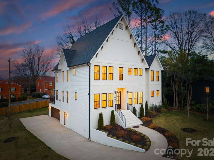 621 Poindexter Drive, Charlotte, NC 28209.  MLS# CAR4356218, YatesRealty ID 14051. 
