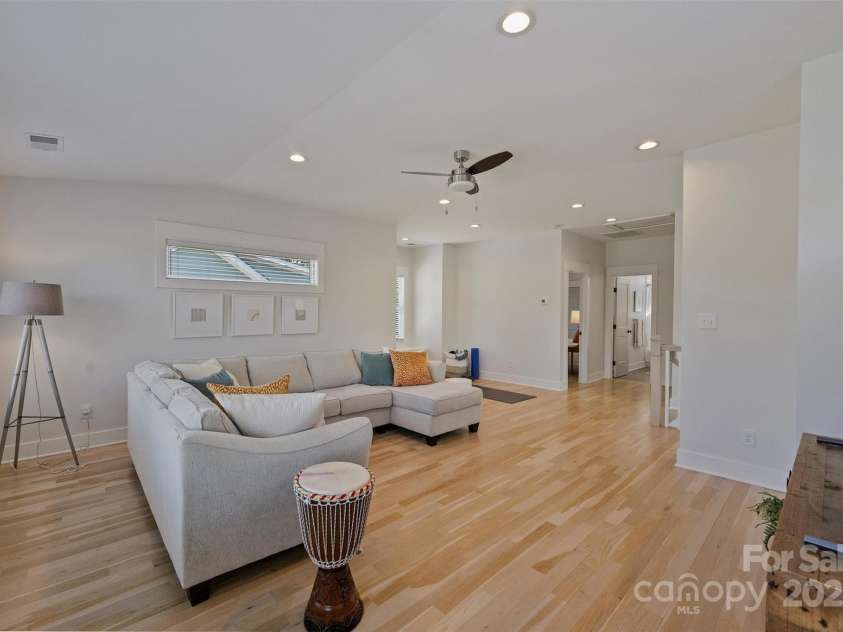 106 Orange Street, Charlotte, NC 28205.  MLS# CAR4228507, YatesRealty ID 14052. 
