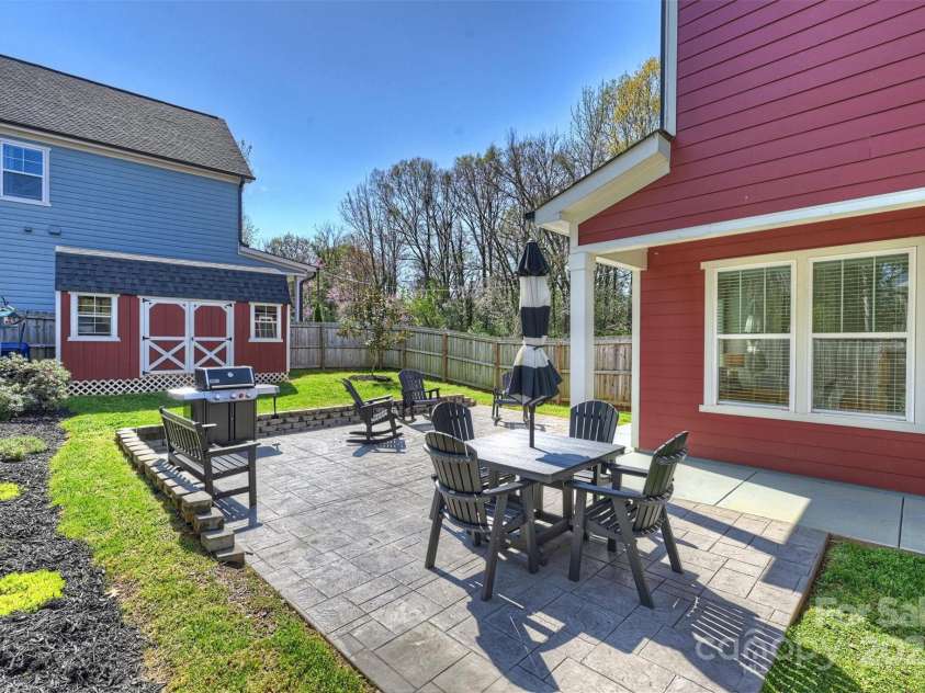 106 Orange Street, Charlotte, NC 28205.  MLS# CAR4228507, YatesRealty ID 14052. 