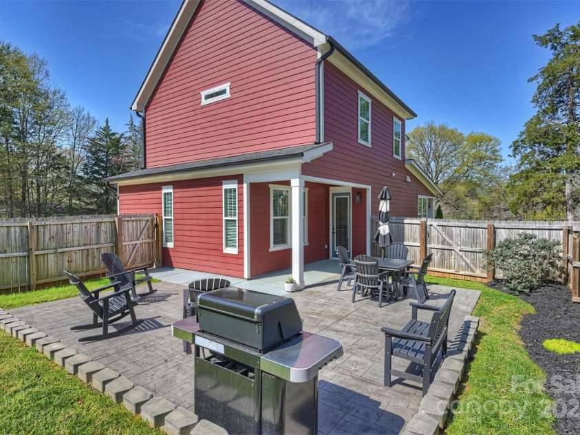 106 Orange Street, Charlotte, NC 28205.  MLS# CAR4228507, YatesRealty ID 14052. 