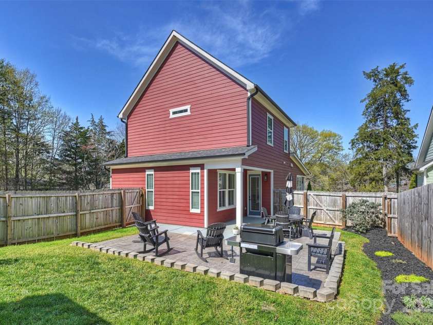 106 Orange Street, Charlotte, NC 28205.  MLS# CAR4228507, YatesRealty ID 14052. 
