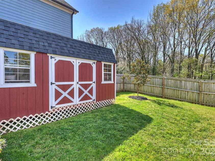 106 Orange Street, Charlotte, NC 28205.  MLS# CAR4228507, YatesRealty ID 14052. 