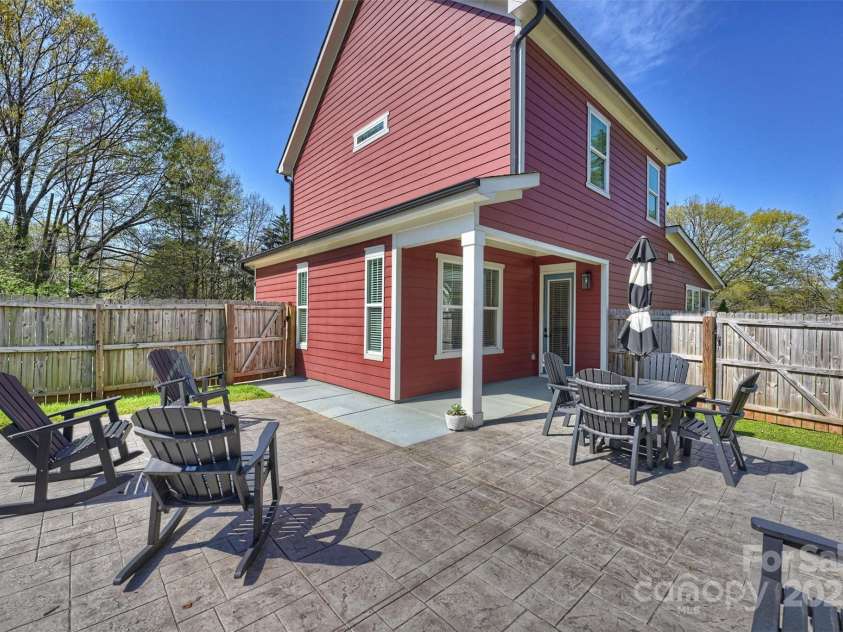 106 Orange Street, Charlotte, NC 28205.  MLS# CAR4228507, YatesRealty ID 14052. 