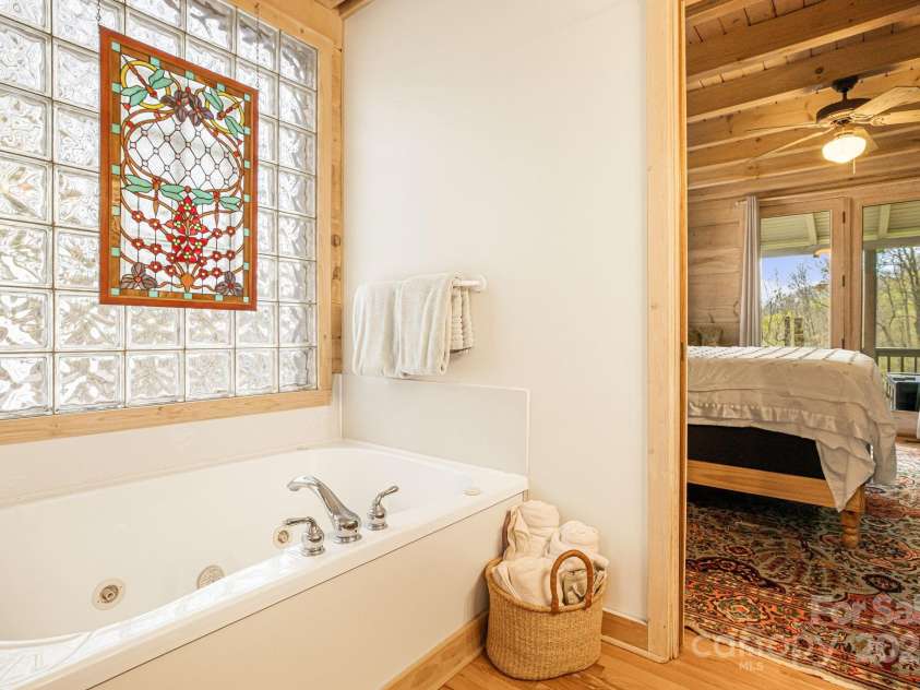 60 Laurel Lane, Mars Hill, NC 28754.  MLS# CAR4256396, YatesRealty ID 14054. Enjoy the soaking tub after a long day of hiking in the National Forest.
