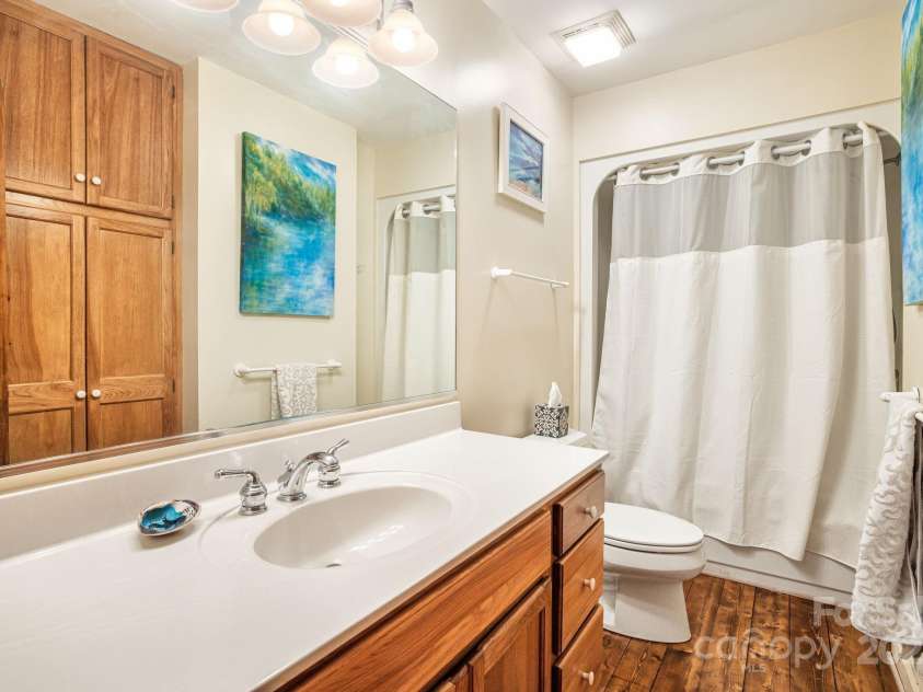 60 Laurel Lane, Mars Hill, NC 28754.  MLS# CAR4256396, YatesRealty ID 14054. Upper level full bath w/shower tub combo.