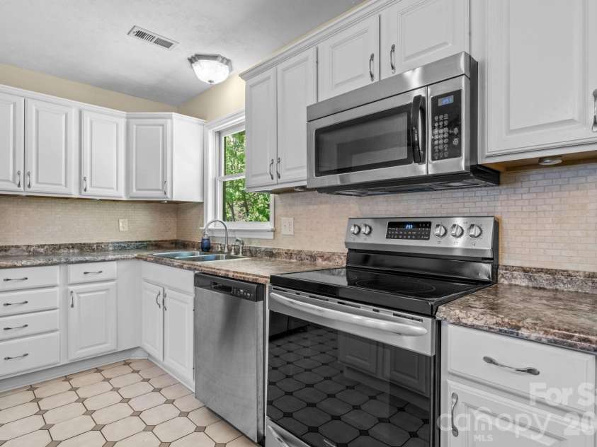 113 Foxfire Drive, Morganton, NC 28655.  MLS# CAR4370061, YatesRealty ID 14055. 