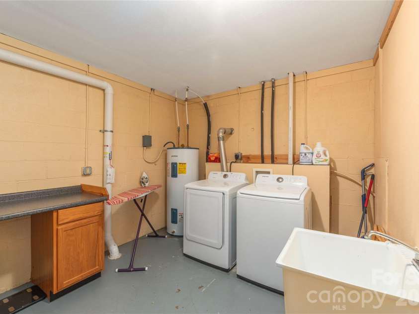129 Valley Creek Drive, Maggie Valley, NC 28751.  MLS# CAR4363296, YatesRealty ID 14056. 