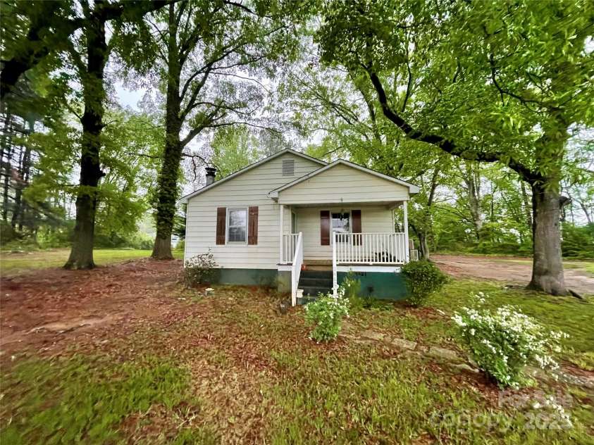 14600 GLENDALE Drive, Huntersville, NC 28078.  MLS# CAR4245895, YatesRealty ID 14056. Front Porch