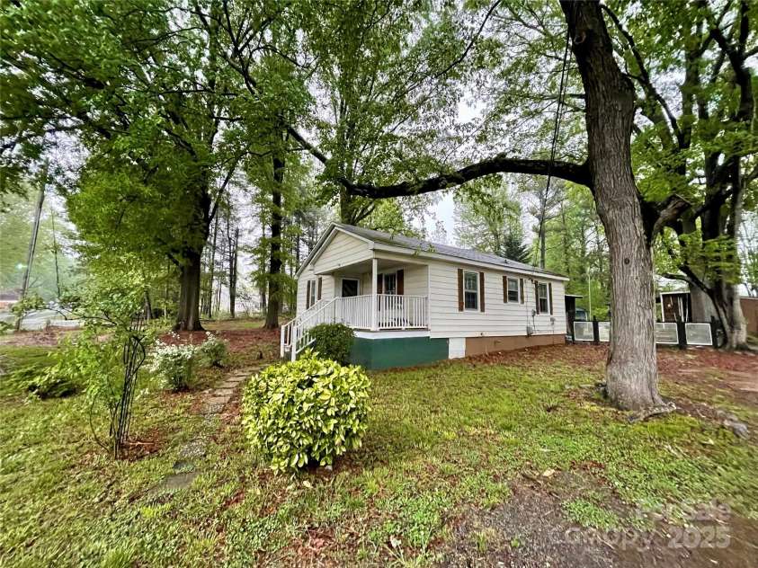 14600 GLENDALE Drive, Huntersville, NC 28078.  MLS# CAR4245895, YatesRealty ID 14056. Front Right Angle