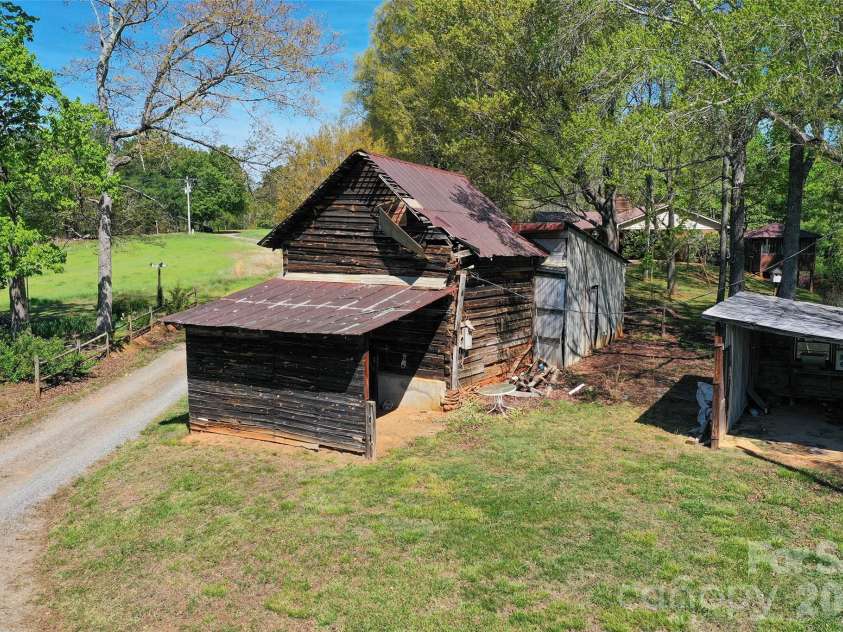1336 Chinn Lane, Yadkinville, NC 27055.  MLS# CAR4369727, YatesRealty ID 14060. 