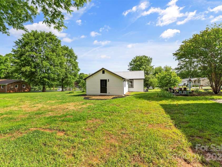 320 Pine Street, Maiden, NC 28650.  MLS# CAR4260600, YatesRealty ID 14063. 