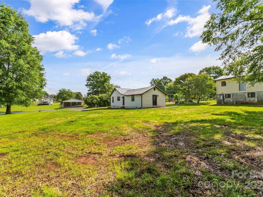 320 Pine Street, Maiden, NC 28650.  MLS# CAR4260600, YatesRealty ID 14063. 