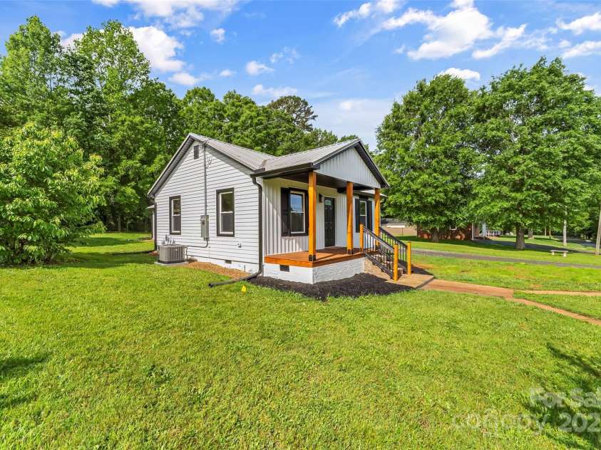 320 Pine Street, Maiden, NC 28650.  MLS# CAR4260600, YatesRealty ID 14063. 