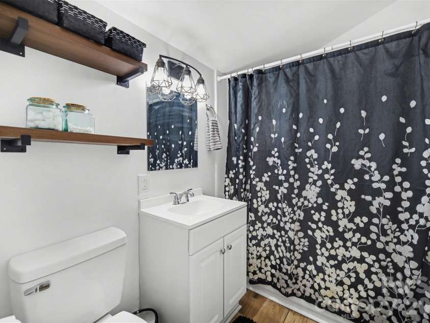 918 8th Street, Lancaster, SC 29720.  MLS# CAR4350449, YatesRealty ID 14063. Bathroom 2