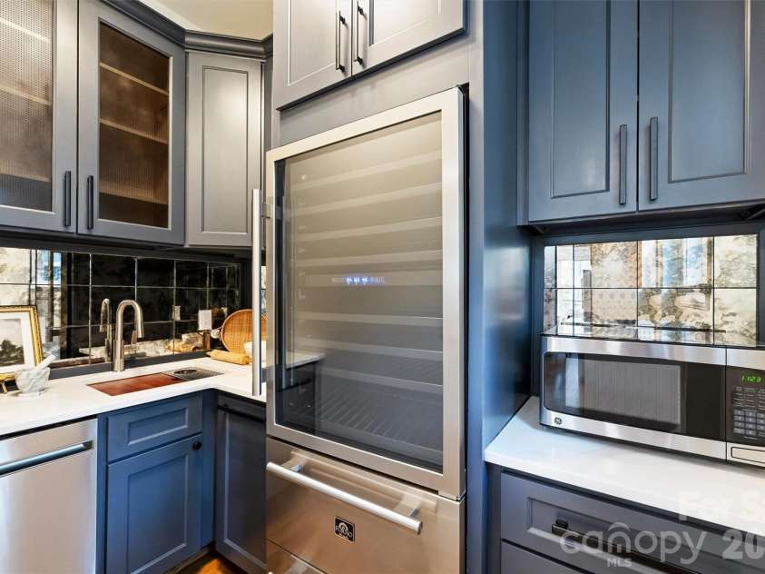 4001 Carmel Forest Drive, Charlotte, NC 28226.  MLS# CAR4369189, YatesRealty ID 14067. 