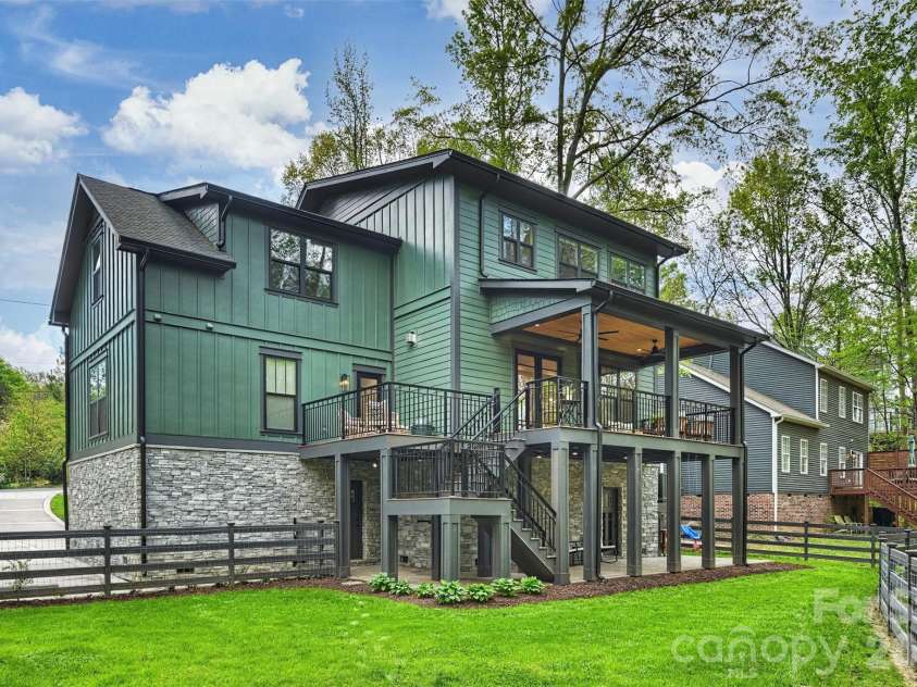 4001 Carmel Forest Drive, Charlotte, NC 28226.  MLS# CAR4369189, YatesRealty ID 14067. 