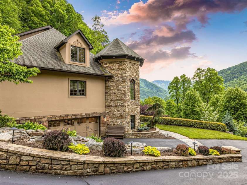 202 Emerald Lane, Maggie Valley, NC 28751.  MLS# CAR4047356, YatesRealty ID 14071. 