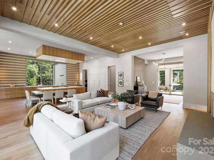 3630 Foxcroft Road, Charlotte, NC 28211.  MLS# CAR4245398, YatesRealty ID 14073. 