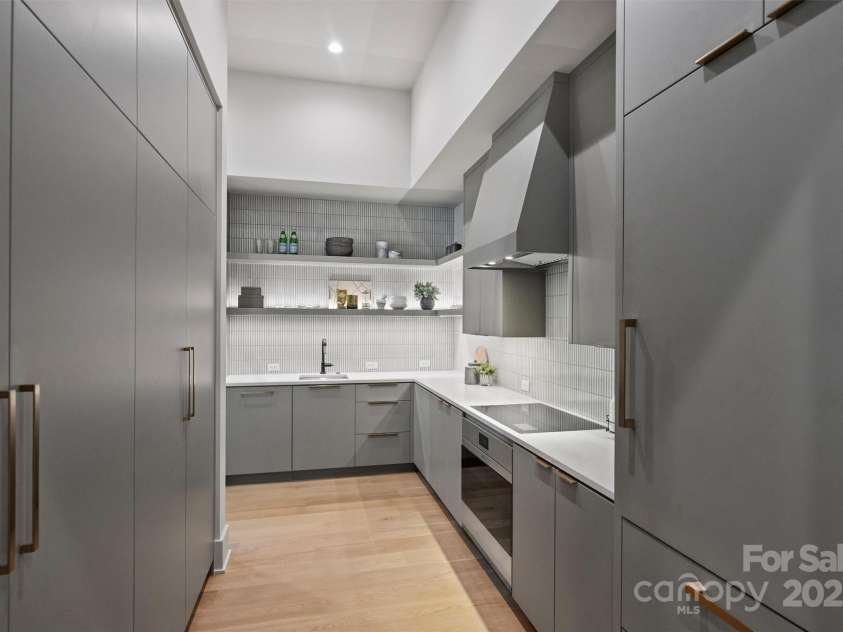 3630 Foxcroft Road, Charlotte, NC 28211.  MLS# CAR4245398, YatesRealty ID 14073. 