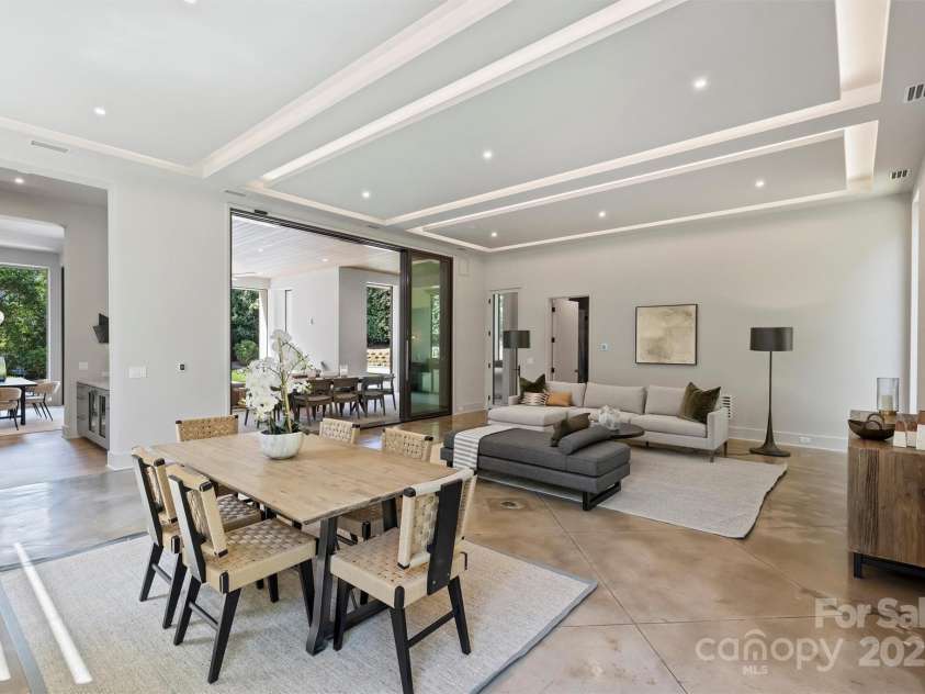 3630 Foxcroft Road, Charlotte, NC 28211.  MLS# CAR4245398, YatesRealty ID 14073. 