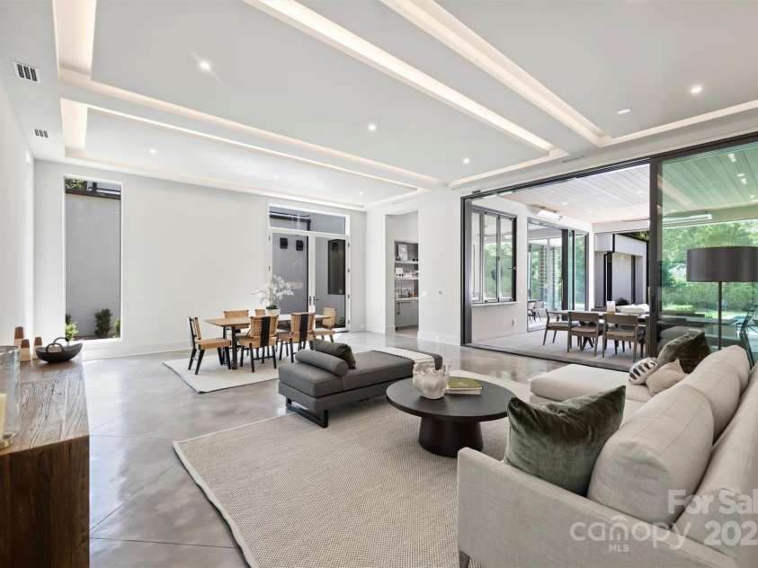 3630 Foxcroft Road, Charlotte, NC 28211.  MLS# CAR4245398, YatesRealty ID 14073. 