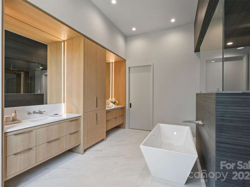 3630 Foxcroft Road, Charlotte, NC 28211.  MLS# CAR4245398, YatesRealty ID 14073. 