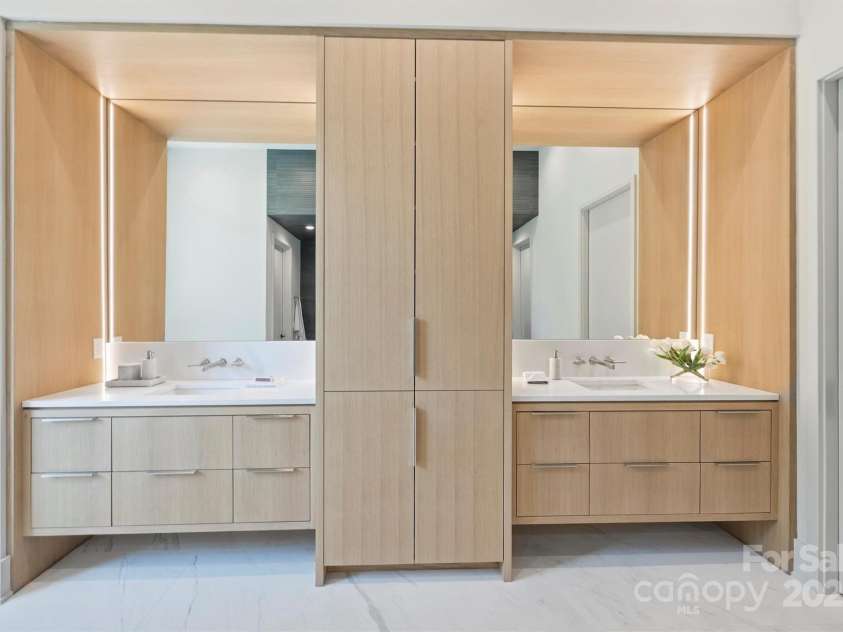 3630 Foxcroft Road, Charlotte, NC 28211.  MLS# CAR4245398, YatesRealty ID 14073. 