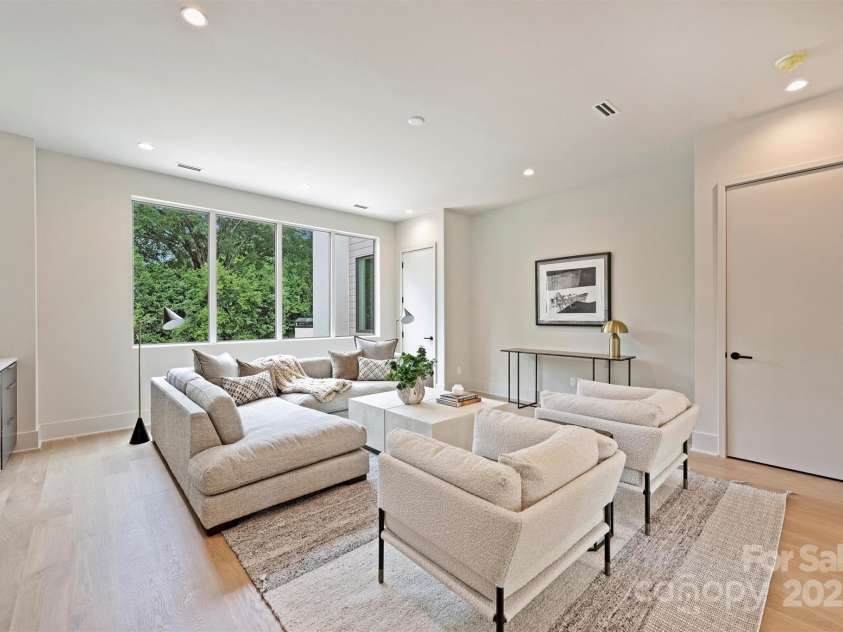 3630 Foxcroft Road, Charlotte, NC 28211.  MLS# CAR4245398, YatesRealty ID 14073. 