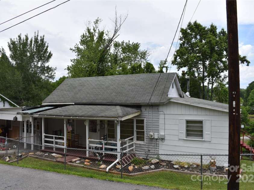118 Fourth C Street, Marion, NC 28752.  MLS# CAR4260321, YatesRealty ID 14074. 