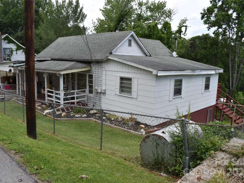 118 Fourth C Street, Marion, NC 28752.  MLS# CAR4260321, YatesRealty ID 14074. 