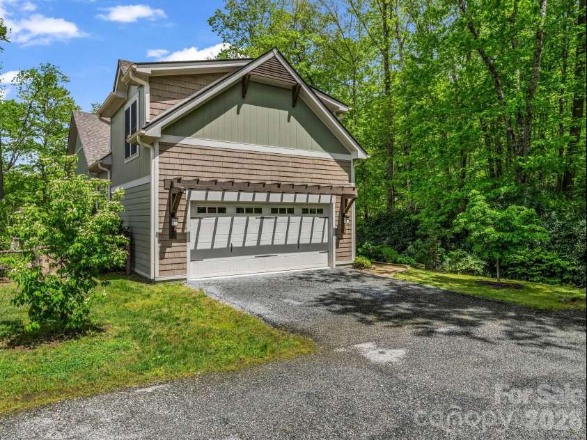 29 Stonehollow Lane, Brevard, NC 28712.  MLS# CAR4347760, YatesRealty ID 14076. Double garage