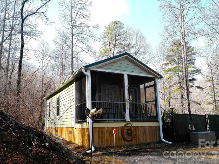 73 Bear Oat Trail, Franklin, NC 28734.  MLS# CAR4350365, YatesRealty ID 14077. 