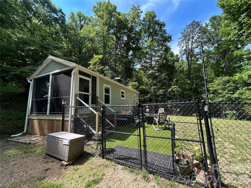 73 Bear Oat Trail, Franklin, NC 28734.  MLS# CAR4350365, YatesRealty ID 14077. 