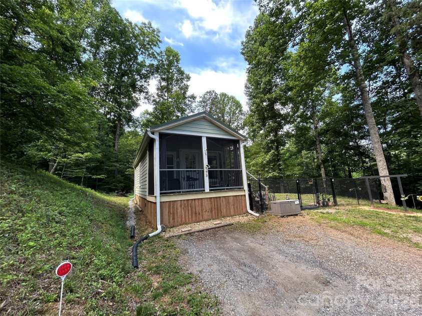 73 Bear Oat Trail, Franklin, NC 28734.  MLS# CAR4350365, YatesRealty ID 14077. 