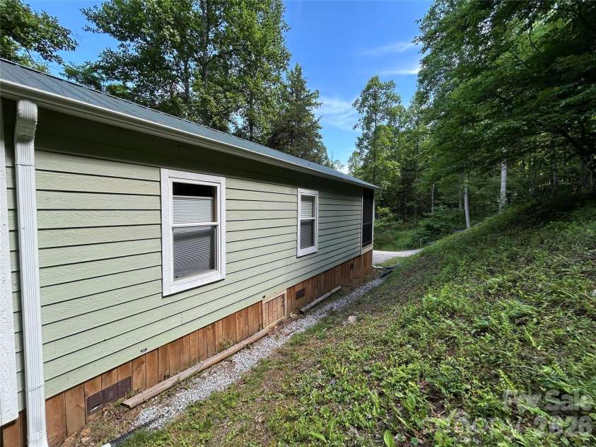 73 Bear Oat Trail, Franklin, NC 28734.  MLS# CAR4350365, YatesRealty ID 14077. 
