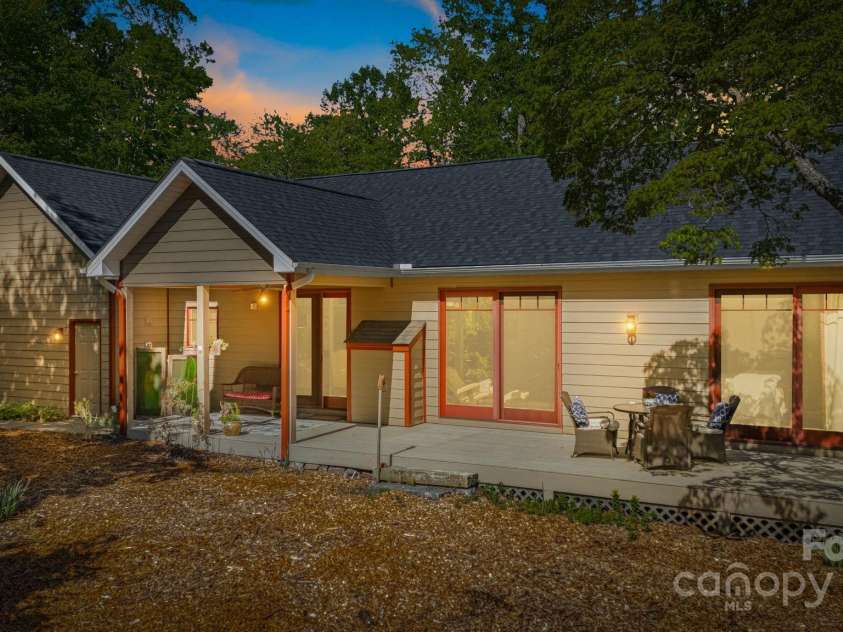 411 Alta Circle, Hendersonville, NC 28739.  MLS# CAR4250586, YatesRealty ID 14083. 
