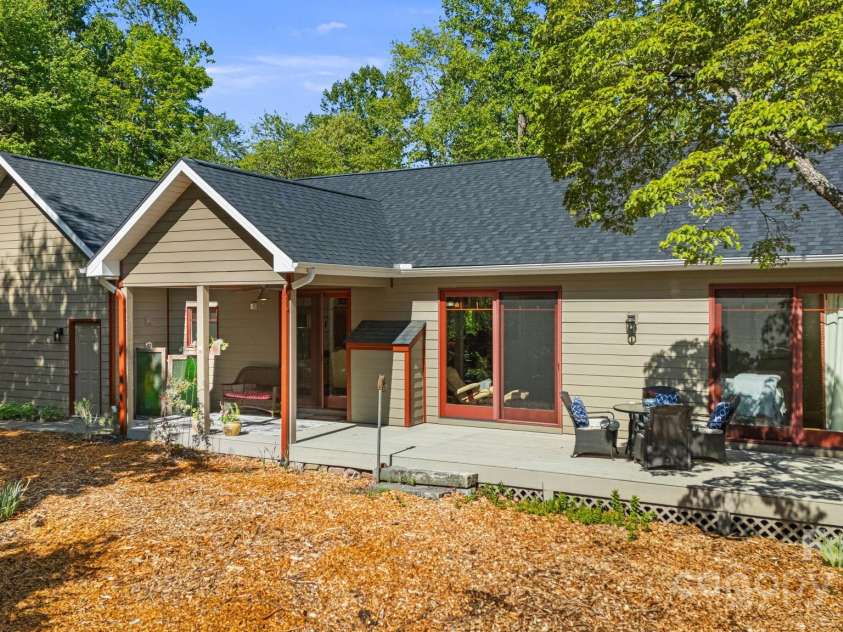 411 Alta Circle, Hendersonville, NC 28739.  MLS# CAR4250586, YatesRealty ID 14083. 
