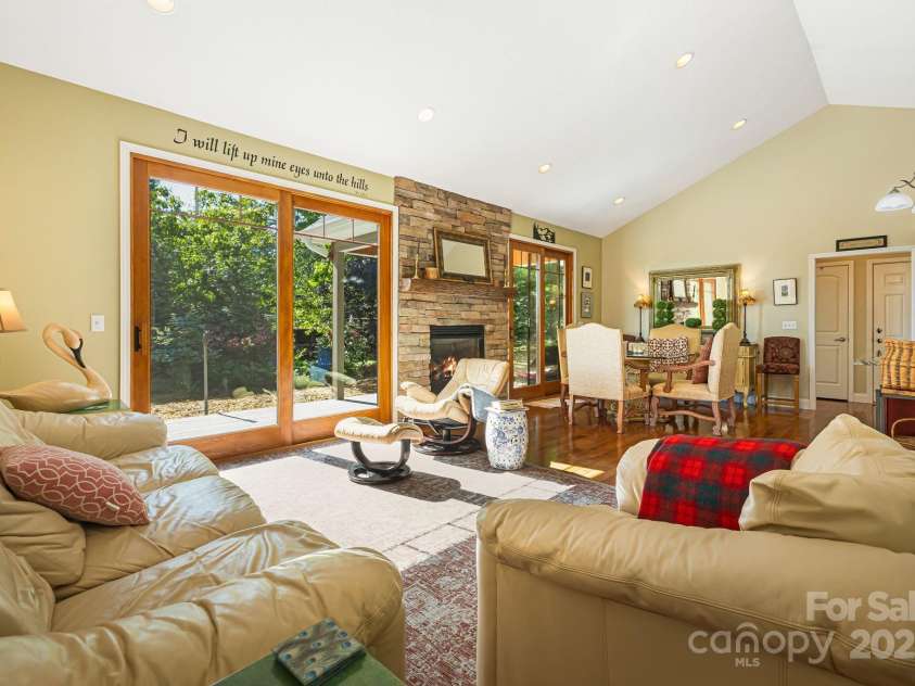 411 Alta Circle, Hendersonville, NC 28739.  MLS# CAR4250586, YatesRealty ID 14083. 