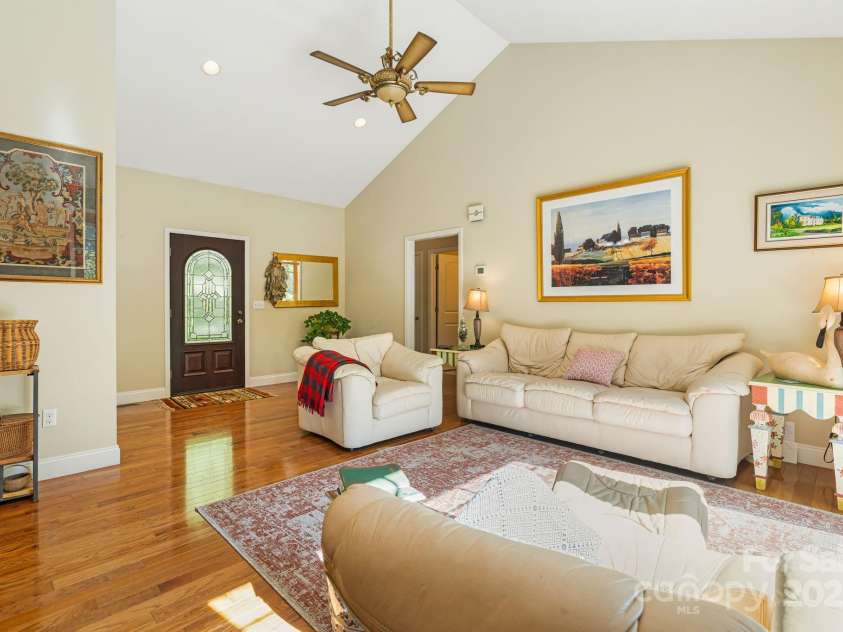 411 Alta Circle, Hendersonville, NC 28739.  MLS# CAR4250586, YatesRealty ID 14083. 