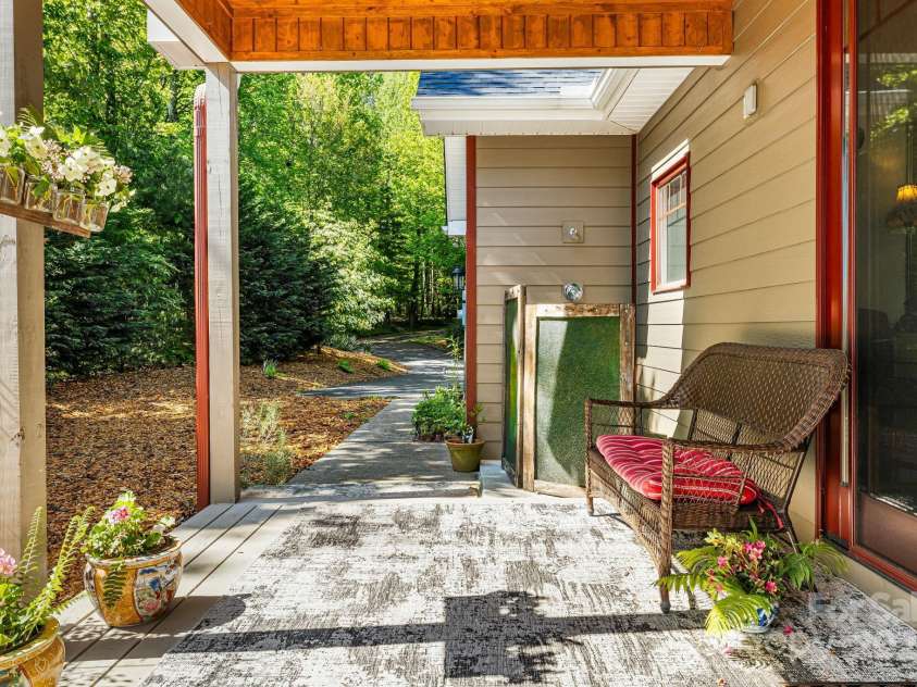 411 Alta Circle, Hendersonville, NC 28739.  MLS# CAR4250586, YatesRealty ID 14083. 
