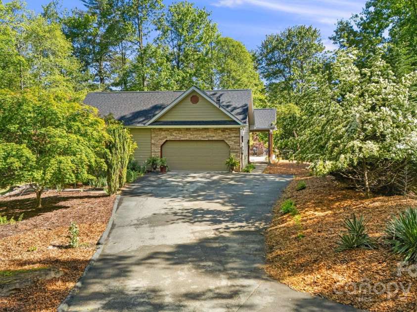 411 Alta Circle, Hendersonville, NC 28739.  MLS# CAR4250586, YatesRealty ID 14083. 