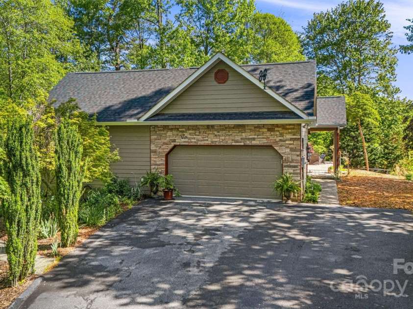 411 Alta Circle, Hendersonville, NC 28739.  MLS# CAR4250586, YatesRealty ID 14083. 
