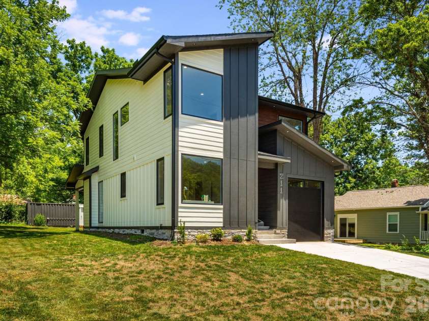 211 Ruby Avenue, Black Mountain, NC 28711.  MLS# CAR4400341, YatesRealty ID 14084. 