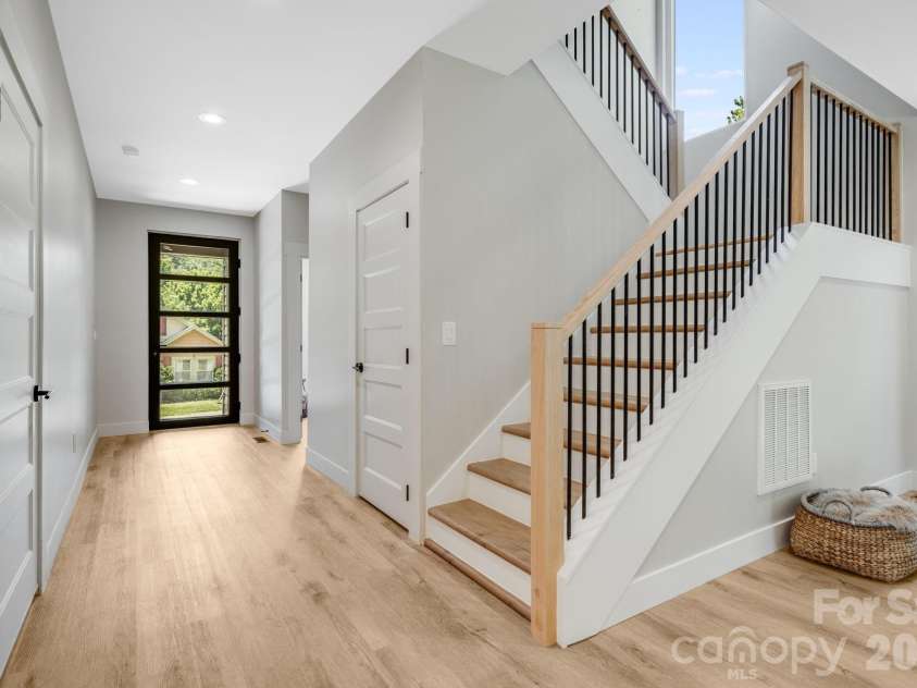211 Ruby Avenue, Black Mountain, NC 28711.  MLS# CAR4400341, YatesRealty ID 14084. 