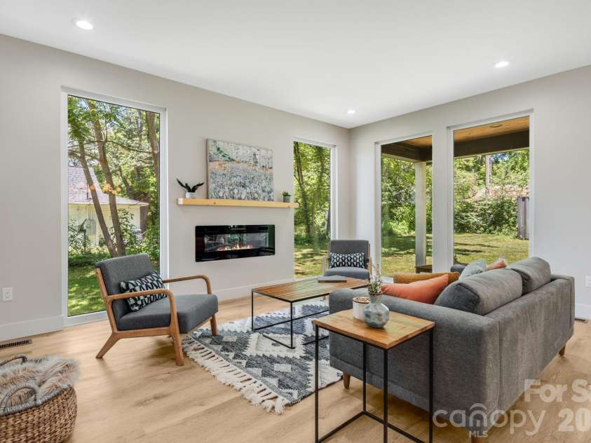 211 Ruby Avenue, Black Mountain, NC 28711.  MLS# CAR4400341, YatesRealty ID 14084. Bright living area