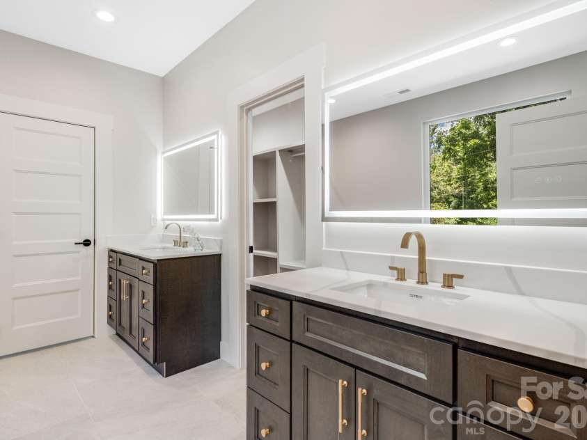 211 Ruby Avenue, Black Mountain, NC 28711.  MLS# CAR4400341, YatesRealty ID 14084. Primary Bathroom