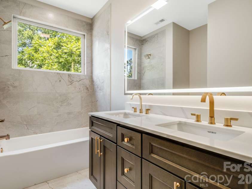 211 Ruby Avenue, Black Mountain, NC 28711.  MLS# CAR4400341, YatesRealty ID 14084. Upstairs Bathroom