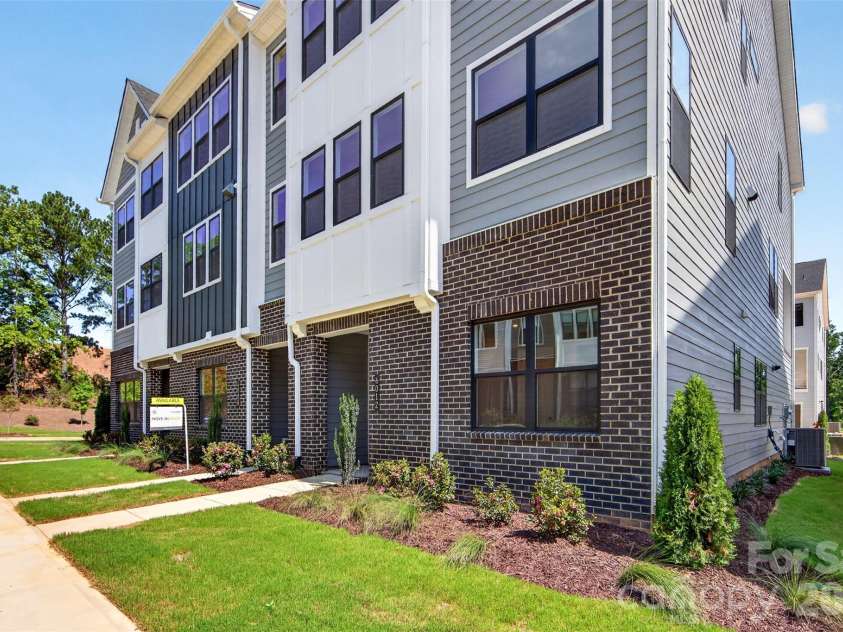 6012 Yellow Buckeye Drive, Charlotte, NC 28277.  MLS# CAR4396146, YatesRealty ID 14085. End unit townhome