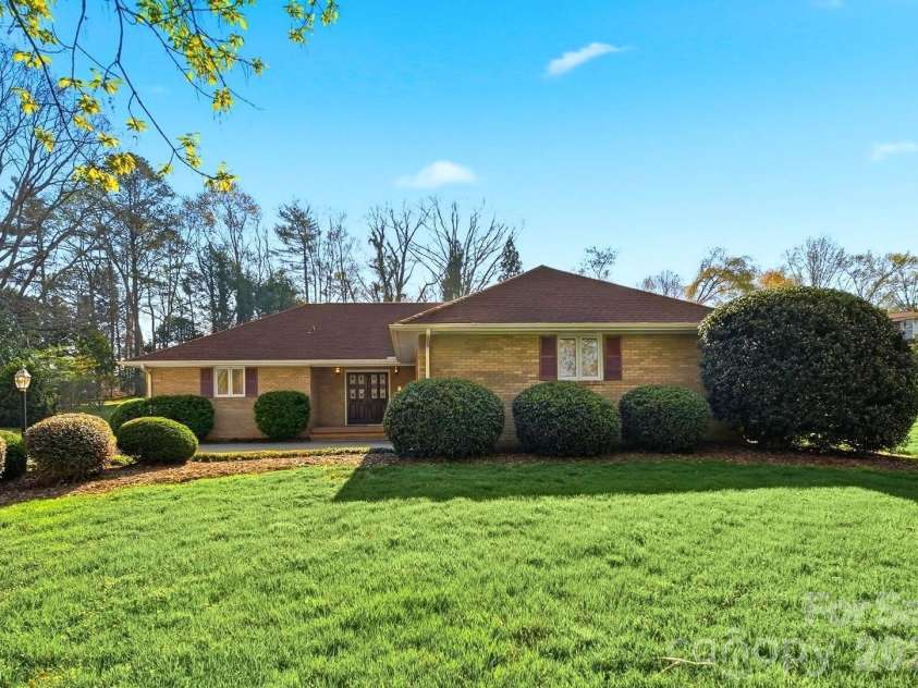 5523 Pine Lake Court, Hickory, NC 28601.  MLS# CAR4360684, YatesRealty ID 14090. 
